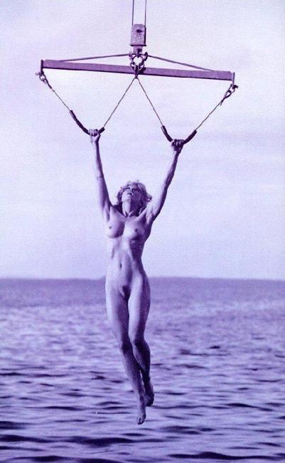 15P Lovely mature singer Madonna shows her nice hairy pussy