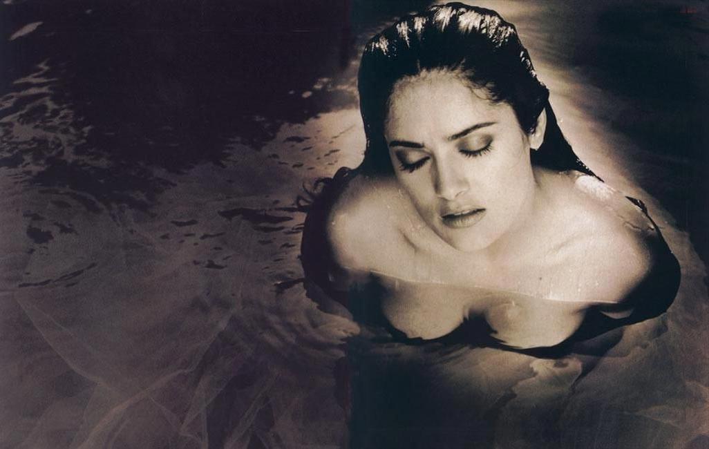 15P Lovely latina actress Salma Hayek shows nude tits
