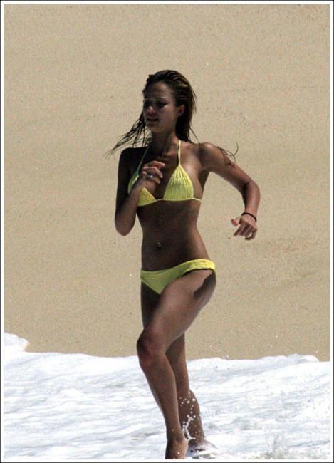 13P Adorable actress Jessica Alba paparazzi shots