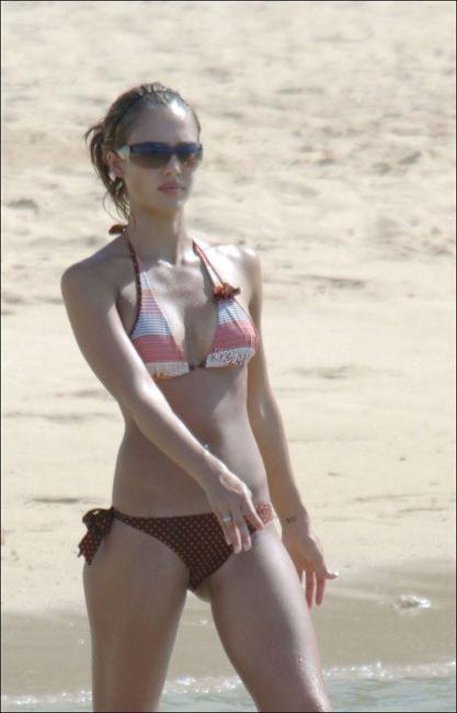 13P Adorable actress Jessica Alba paparazzi shots