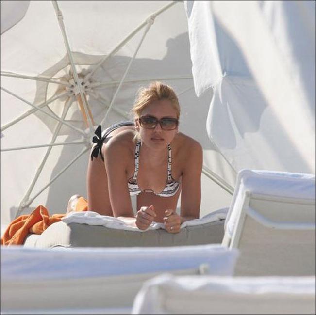 13P Adorable actress Jessica Alba paparazzi shots