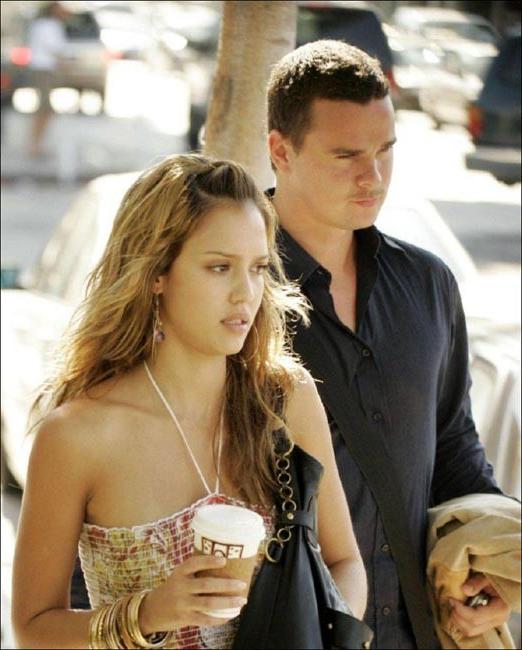 13P Adorable actress Jessica Alba paparazzi shots