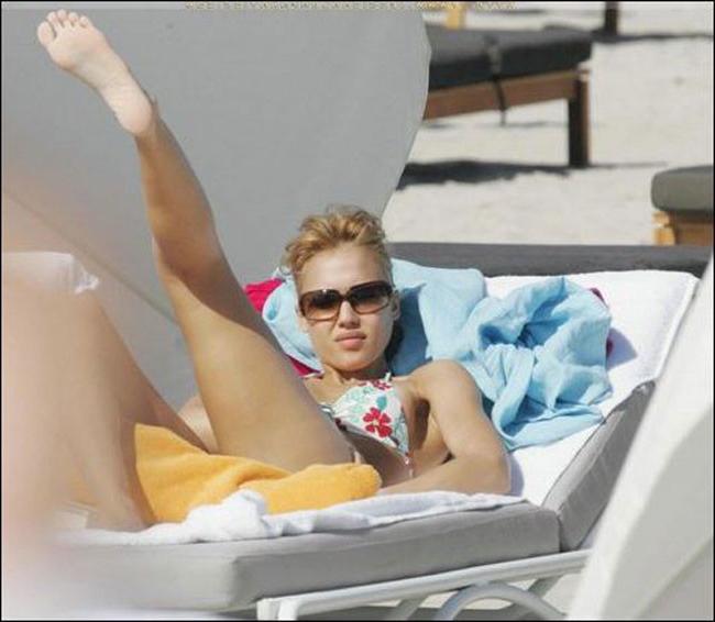 13P Adorable actress Jessica Alba paparazzi shots