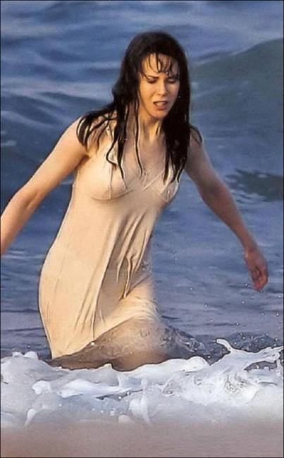 16P Adorable celeb  showing her nice ass