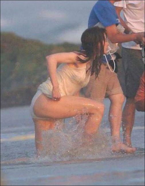 16P Adorable celeb  showing her nice ass