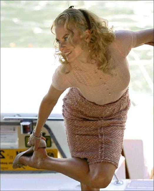 16P Adorable celeb  showing her nice ass