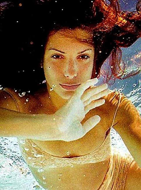 15P Adorable actress Sandra Bullock