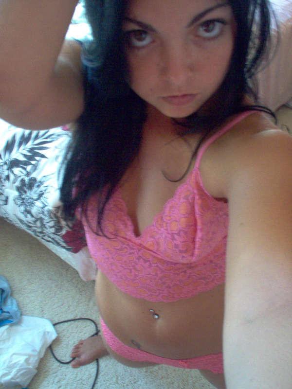 16P Pictures of lovely Maria posing and playing with her cam
