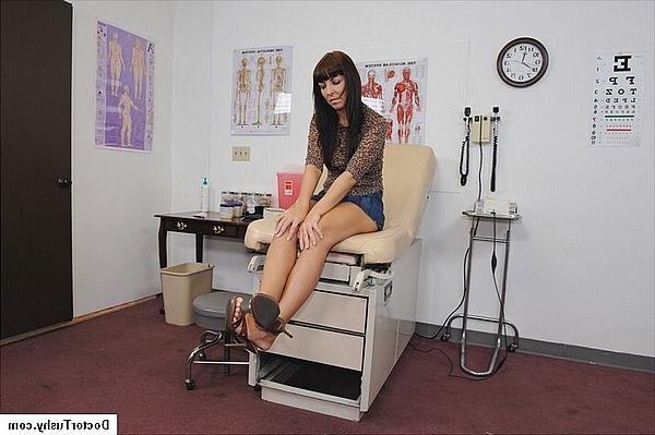 20P Adorable petite brunette visit gyno doctor for full body checkup