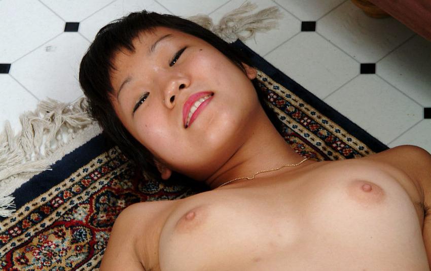 20P Lovely Asian girl spreads hairy pit