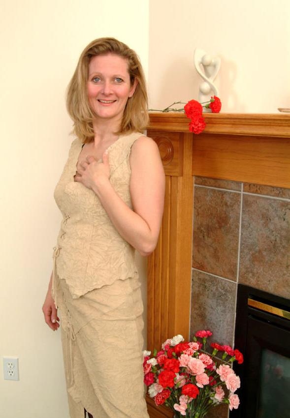 20P Lovely mature blond shows her pussy