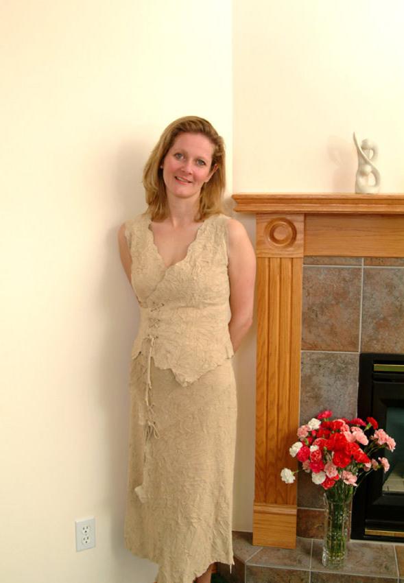 20P Lovely mature blond shows her pussy