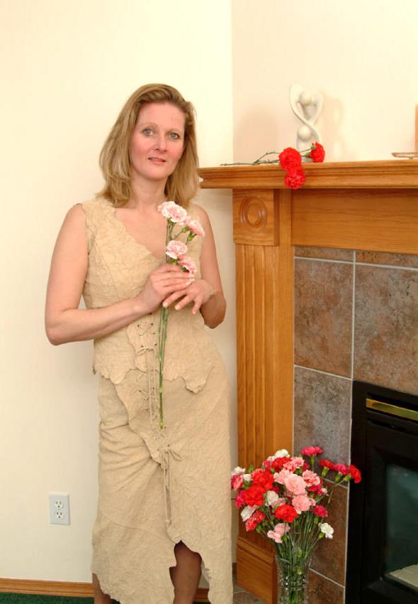 20P Lovely mature blond shows her pussy