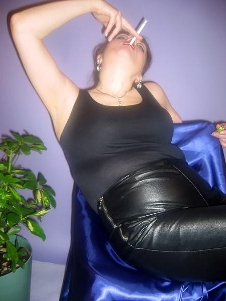 18P Acrobatic babe legs smoking