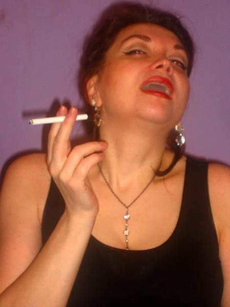 18P Acrobatic babe legs smoking