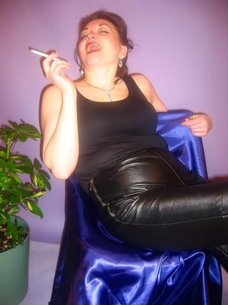 18P Acrobatic babe legs smoking
