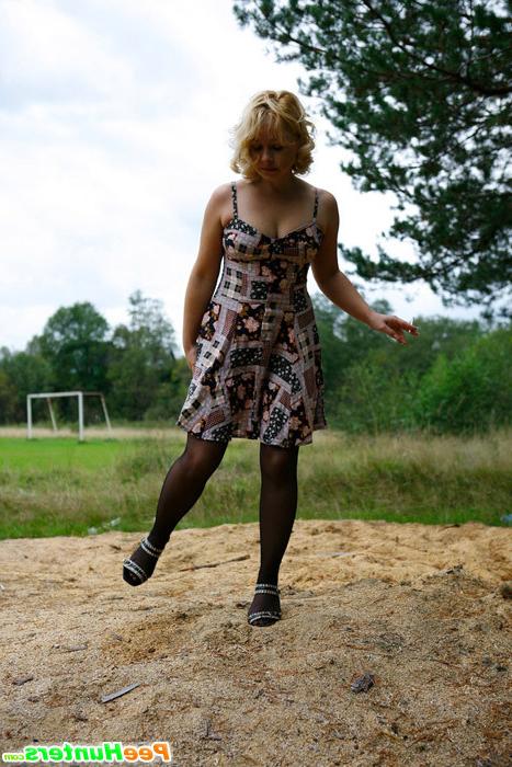 16P Adorable blonde hoochie caught pissing alfresco