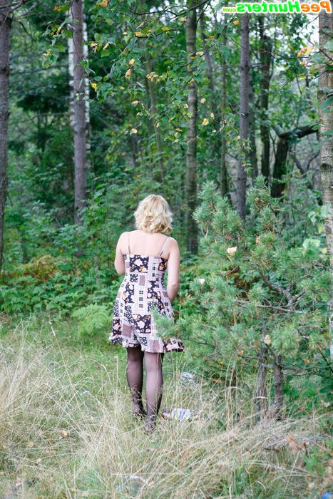 16P Adorable blonde hoochie caught pissing alfresco