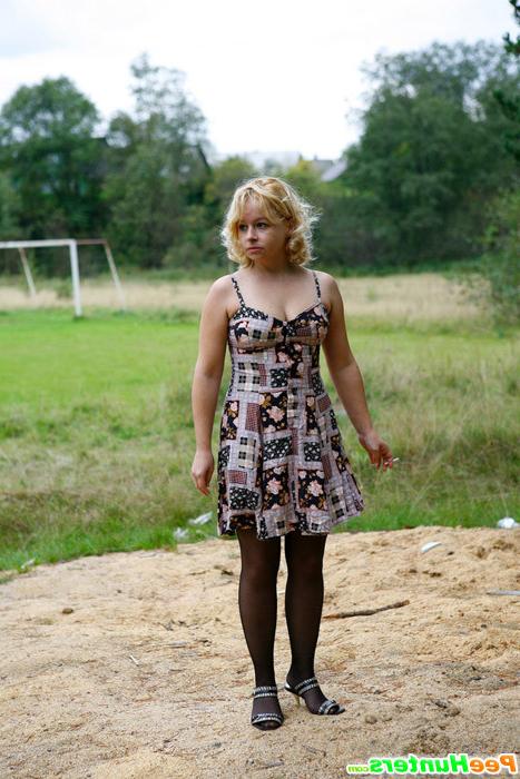 16P Adorable blonde hoochie caught pissing alfresco