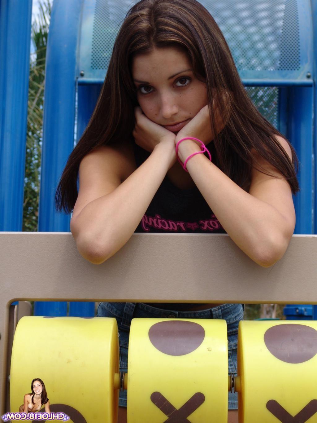 16P A nice brunette teenie babe outdoors flashing it