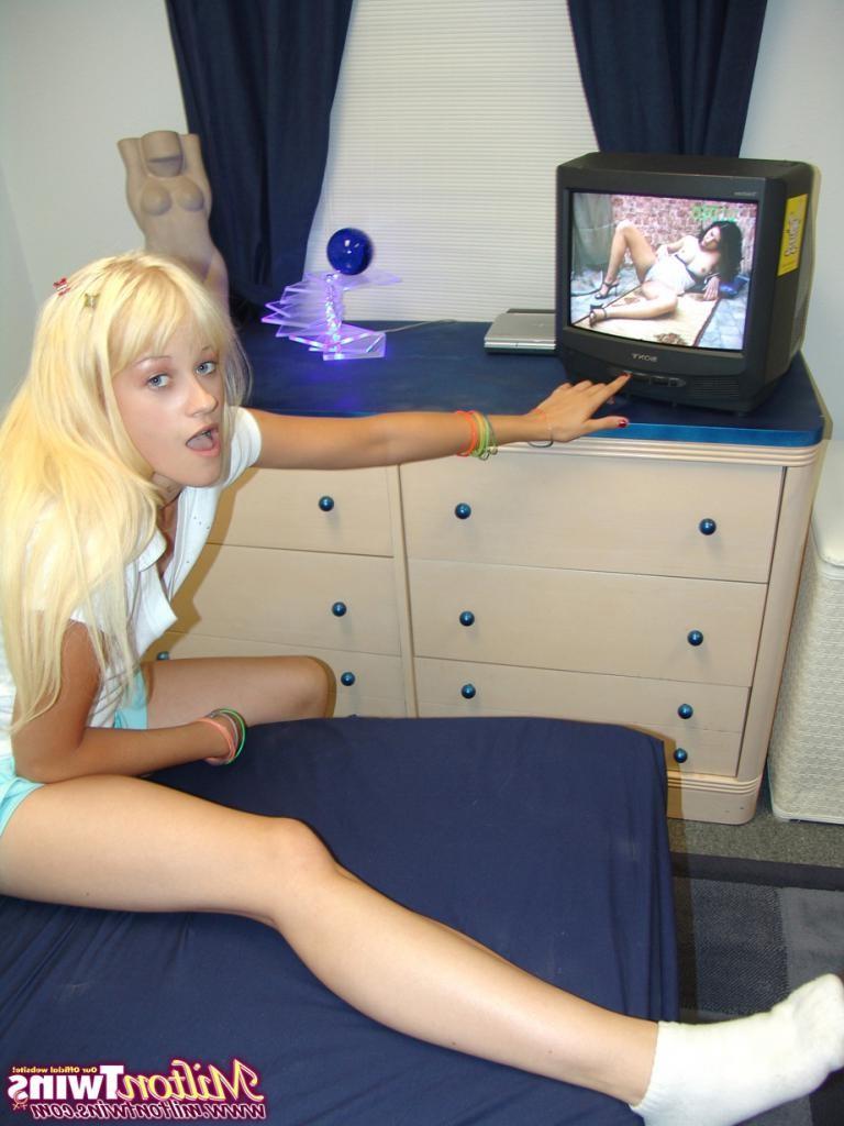 16P Two adorable blonde girls licking wet teen pussy
