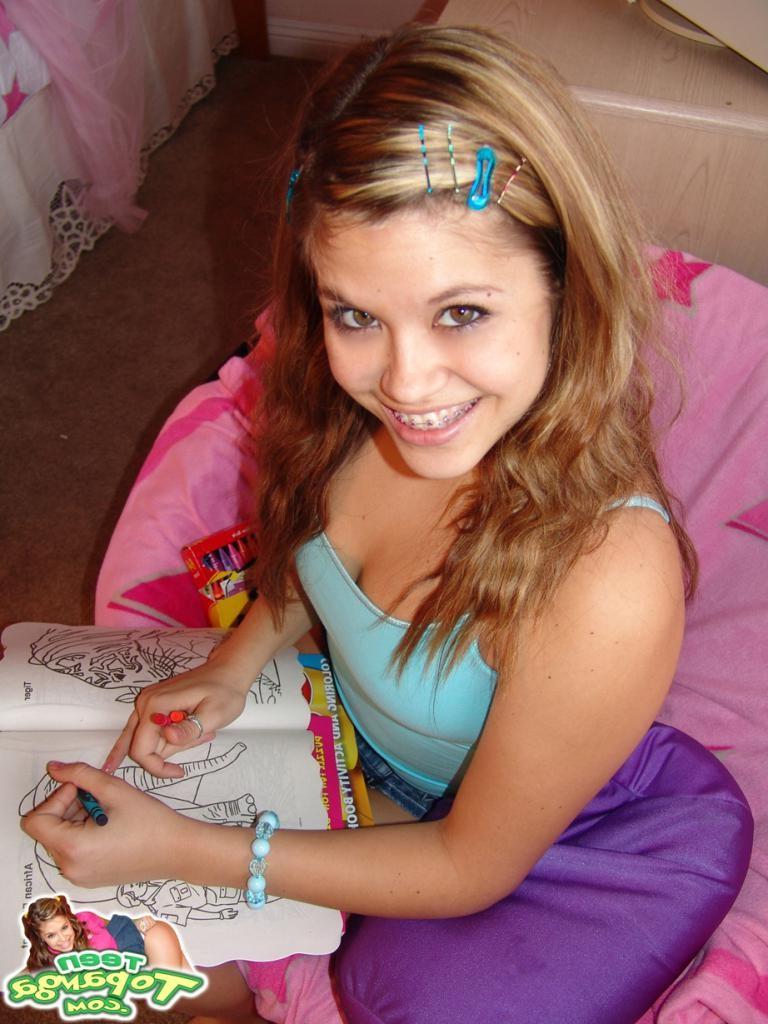 16P An adorable blonde teen babe spreading her pussy