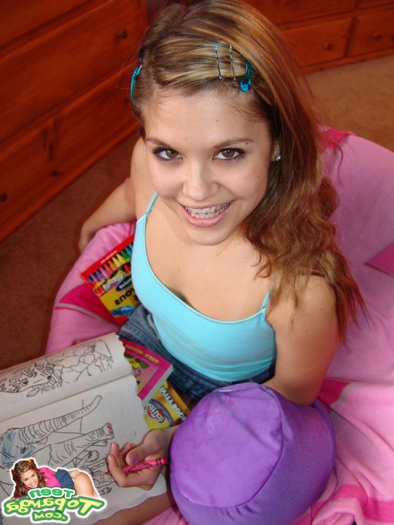 16P An adorable blonde teen babe spreading her pussy