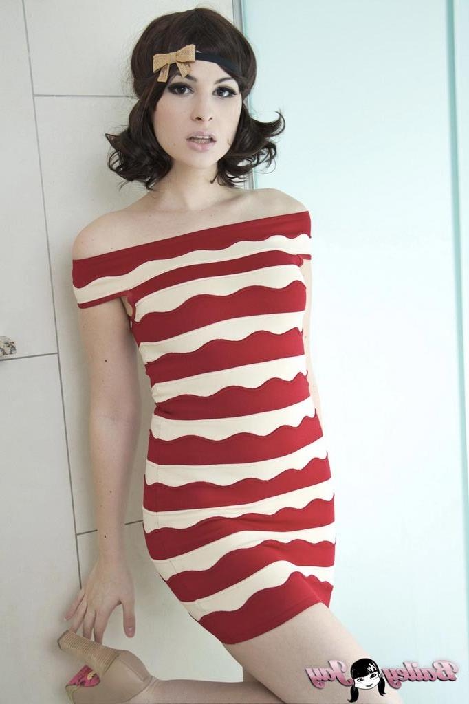 12P Entzückendes Tgirl Bailey Jay zieht sich aus und posiert