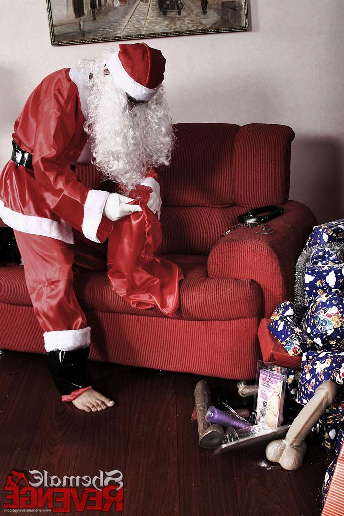 15P Two sexy shemales tie up and abuse santa