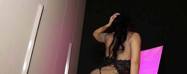 25P Ellie Alien nude