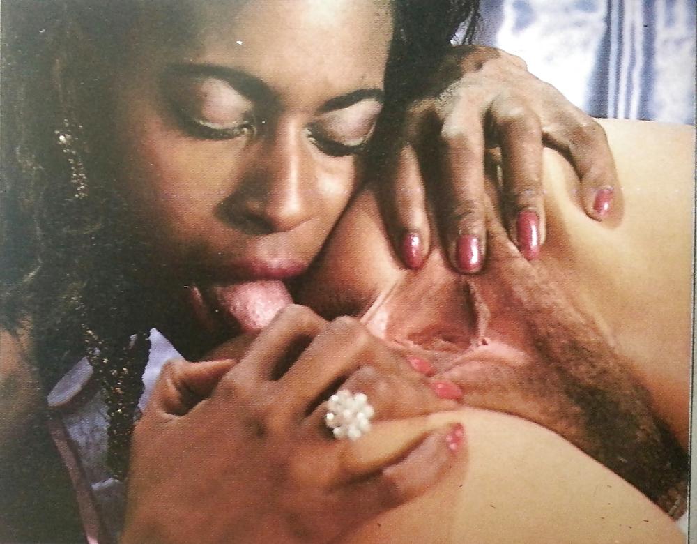 25P Vintage African slut in threesome