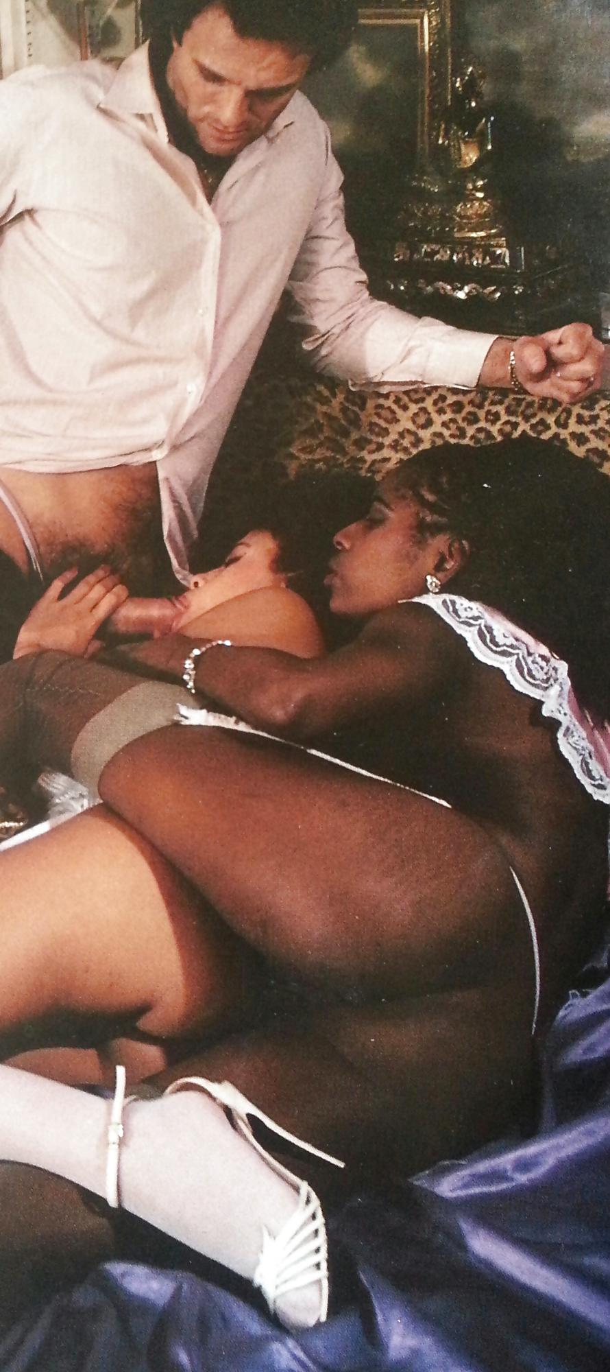 25P Vintage African slut in threesome