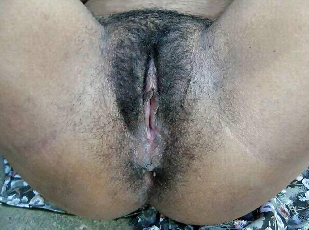 25P Africa woman in home