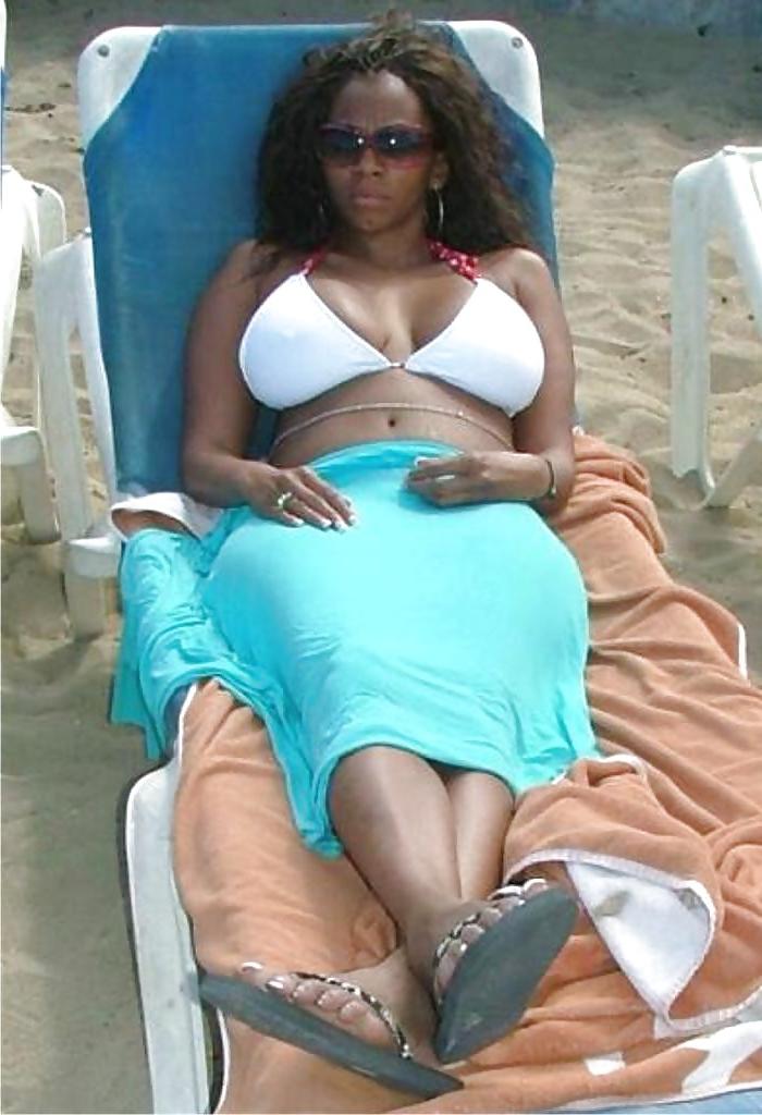 16P Dee - A Middle-Aged Big-Titted Black Swinger 