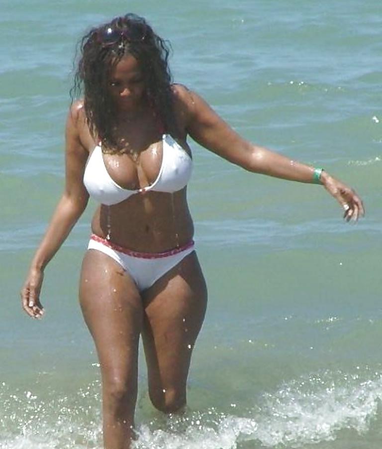 16P Dee - A Middle-Aged Big-Titted Black Swinger 