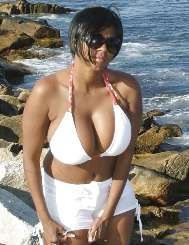 16P Dee - A Middle-Aged Big-Titted Black Swinger 