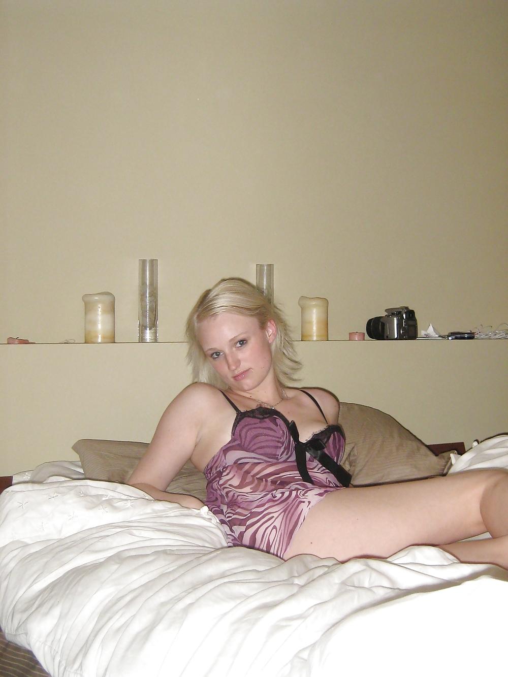 25P Stolen Pics - Blonde pleasing her holes