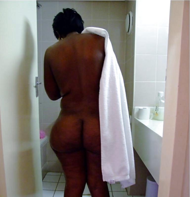25P Big Booty African MILF