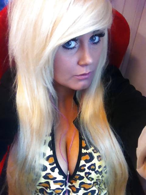 16P Blonde Teenage Dreams All Dressed Up and Ready to Blow