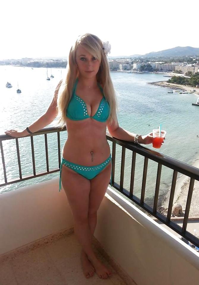 16P Blonde Teenage Dreams All Dressed Up and Ready to Blow