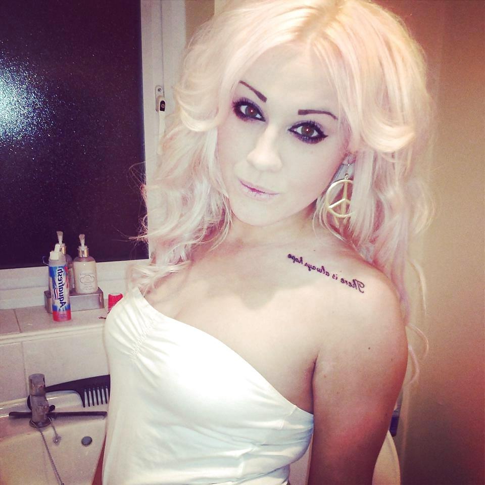 16P Blonde Teenage Dreams All Dressed Up and Ready to Blow