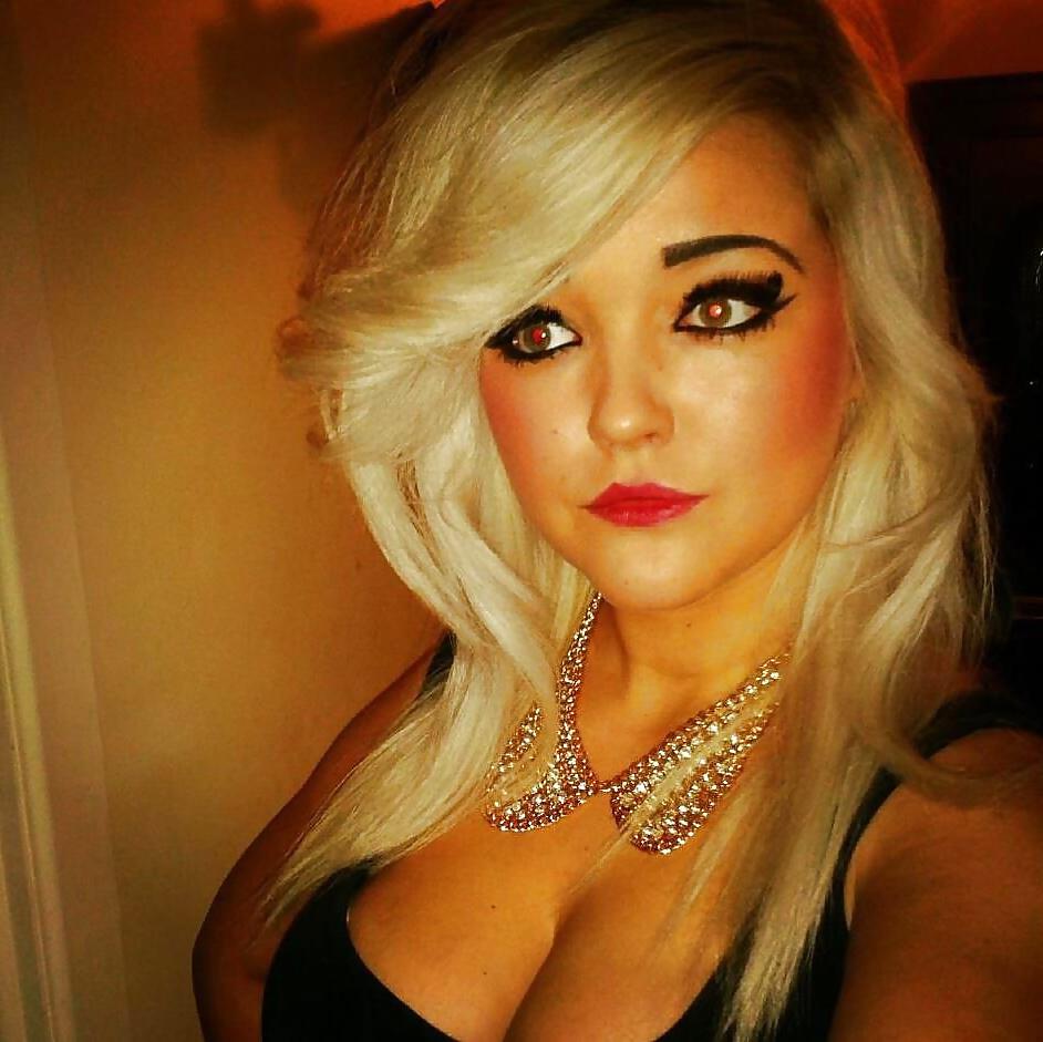 16P Blonde Teenage Dreams All Dressed Up and Ready to Blow