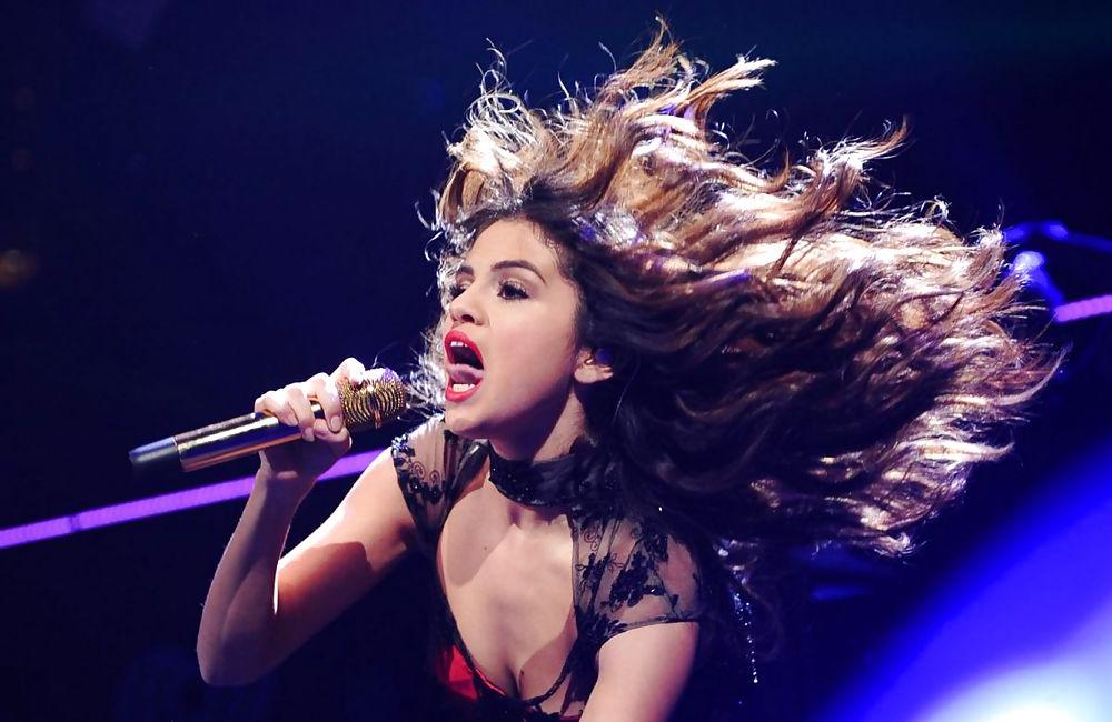 18P Selena Gomez - She need it in all holes