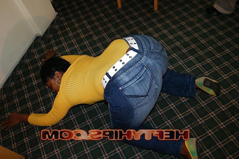 25P Vicky huge african booty