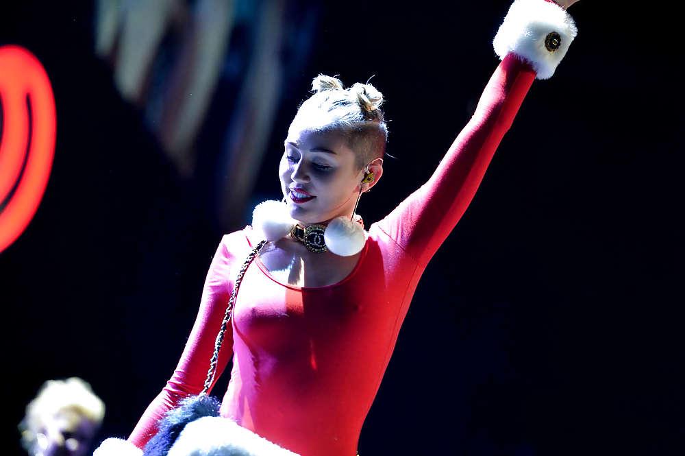 22P Miley Cyrus - She need it hard in all holes