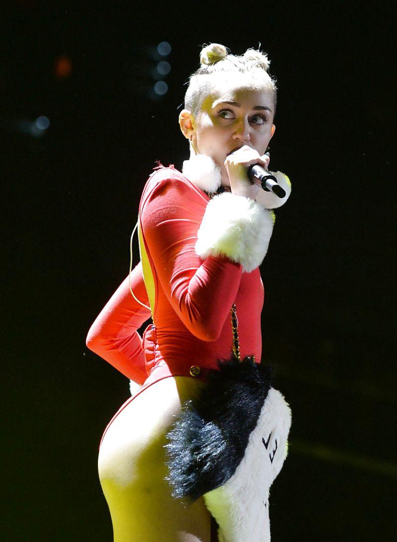 22P Miley Cyrus - She need it hard in all holes