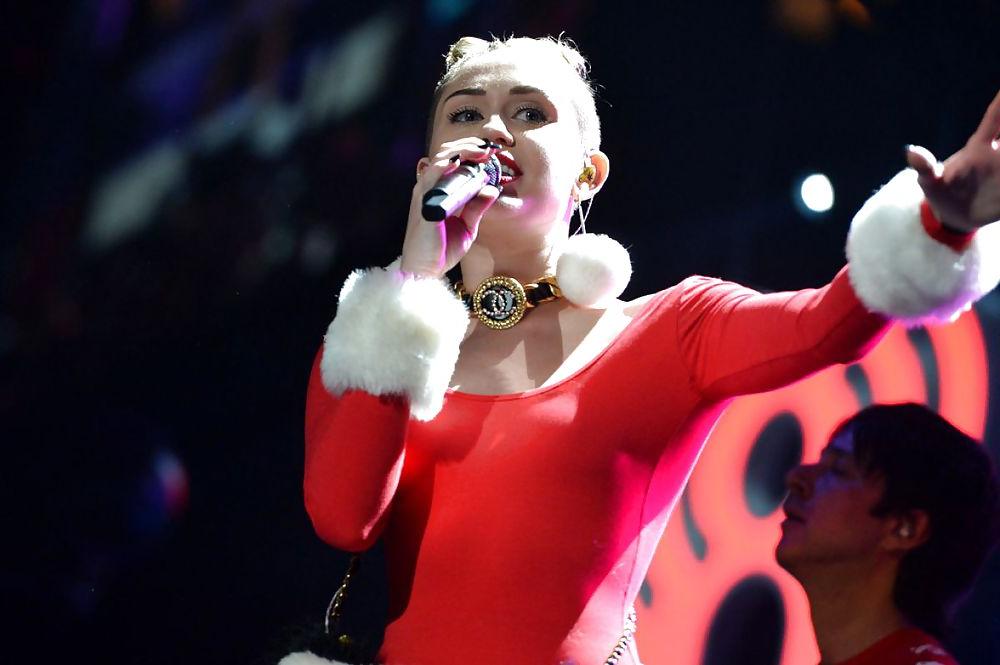 22P Miley Cyrus - She need it hard in all holes