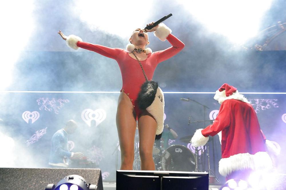 22P Miley Cyrus - She need it hard in all holes