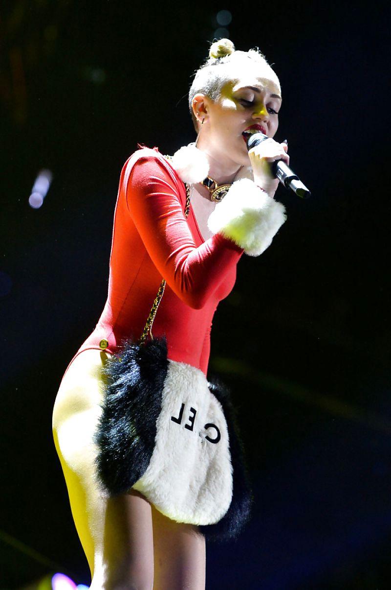 22P Miley Cyrus - She need it hard in all holes