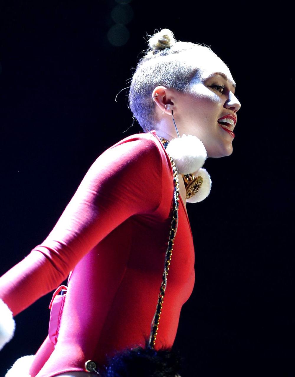 22P Miley Cyrus - She need it hard in all holes